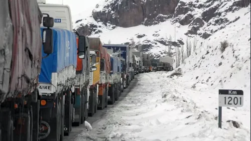 La verdadera razón de los camiones varados en Neuquén y la propuesta desde Chile: no es la nieve en Pino Hachado