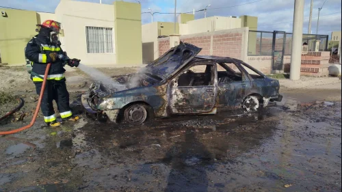 Misterioso incendio de un automóvil movilizó a los bomberos en Próspero Palazzo