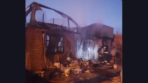 Tragedia en el barrio Laprida: un incendio destruyó una vivienda y dejó dos personas mayores fallecidas junto a su mascota