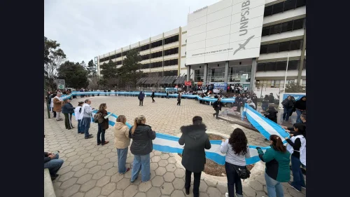 Comodoro Rivadavia se une en defensa de la universidad pública: un abrazo simbólico que exige respuestas al Gobierno Nacional