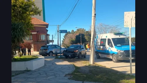 Violento impacto entre dos autos terminó con ambos vehículos sobre el bulevar de Bomberos