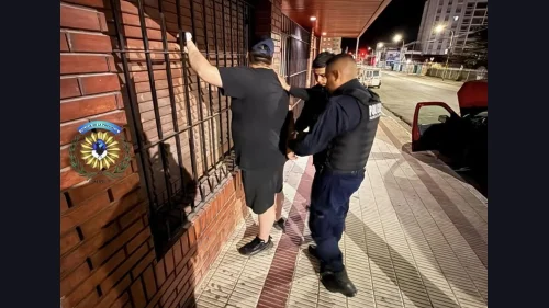 Un vecino de Comodoro sorprendió a un ladrón dentro de su auto y lo redujo hasta que llegó la Policía