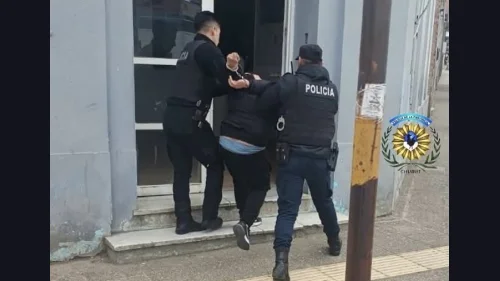 Intentó escapar de un control en un hipermercado, le cabeceó la cara a un policía y terminó detenido