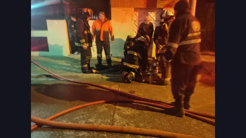 Rescataron a un adulto mayor tras un principio de incendio en un garaje mientras dormía