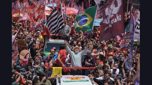 Brasil define su futuro: Lula y Flávio Bolsonaro cerraron sus campañas con una elección muy ajustada