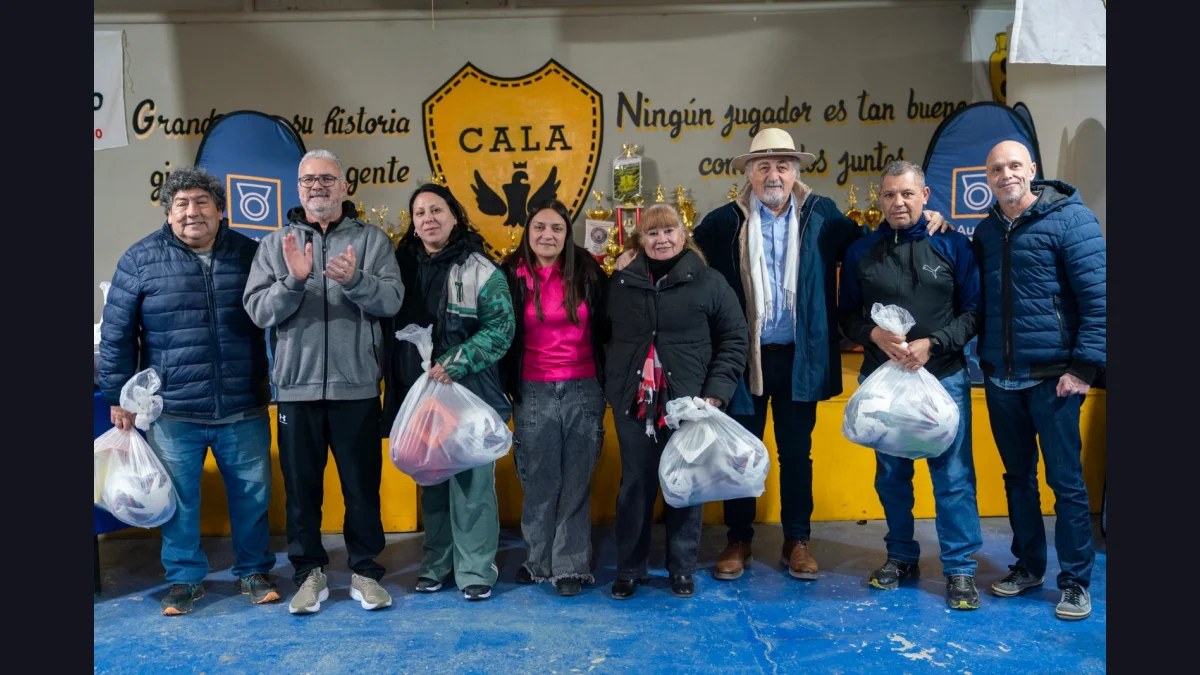El Municipio entregó equipamiento deportivo y becas a clubes de la Asociación Costa Austral