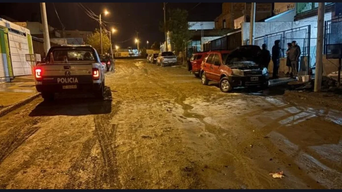 Incendió un vehículo frente a una vivienda y escapó: el ataque quedó grabado