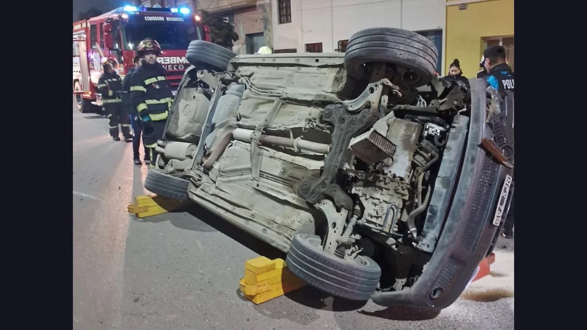 Volcó en el centro de Comodoro y explicó por qué perdió el control del auto