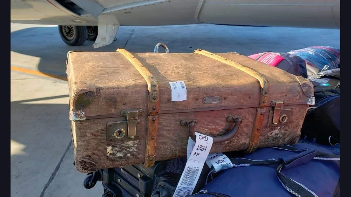Una valija con historia llamó la atención en el Aeropuerto de Comodoro y despertó la nostalgia de los viajeros