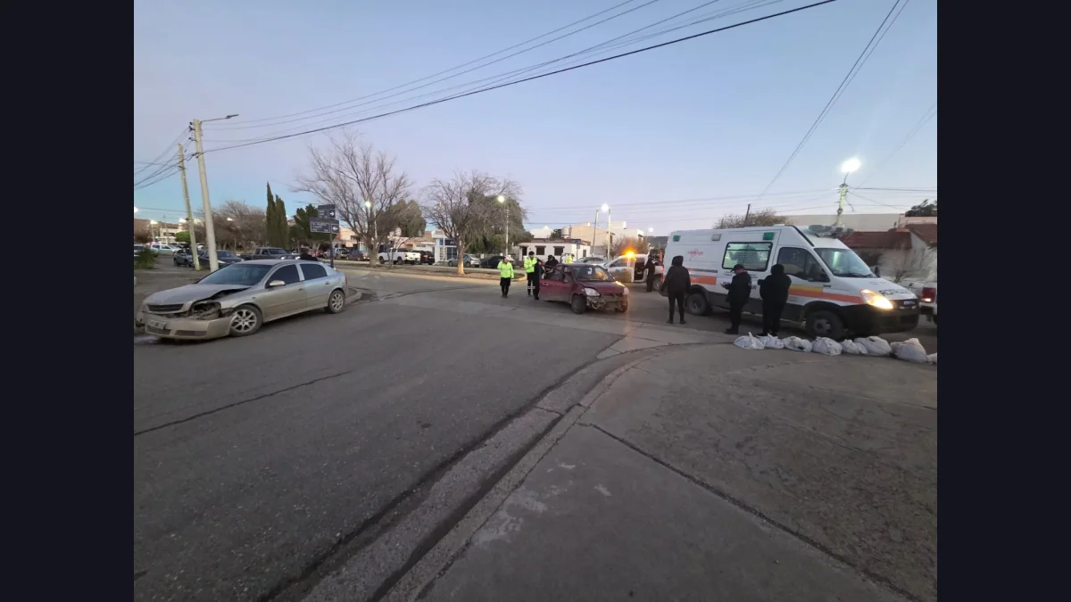 Fuerte choque en avenida Canadá: un hombre fue trasladado al hospital