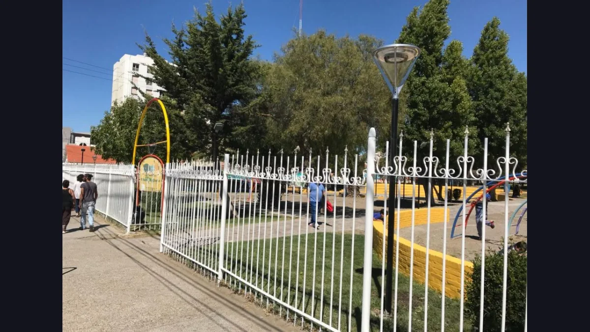 Un perro callejero atacó a una nena de tres años en una plaza céntrica