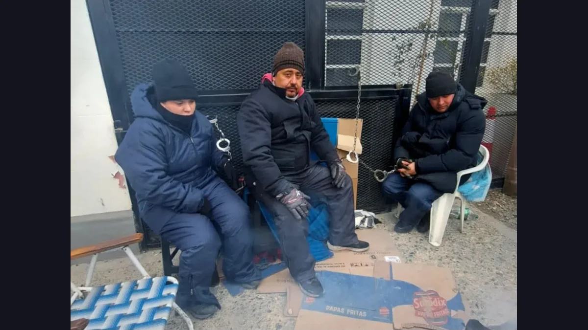 Reclamo policial en Santa Cruz: efectivos intensifican la protesta frente a Casa de Gobierno