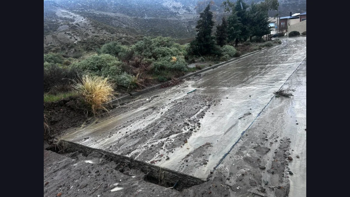 Socavones y cortes de luz en el barrio Los Tilos