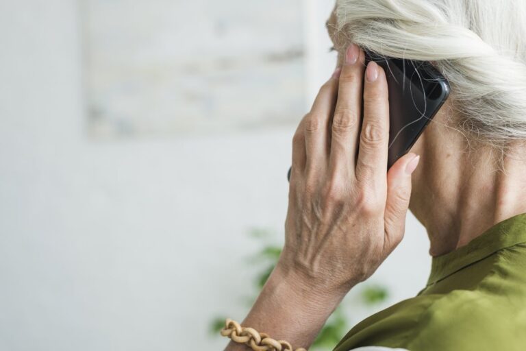 Alerta por estafas a adultos mayores: ¿Cómo prevenirlas?