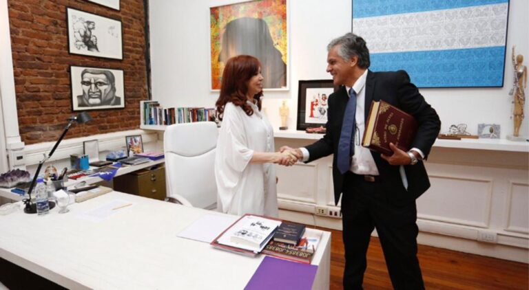 Cristina Kirchner firmó el traspaso de mando y quedó a cargo de la presidencia