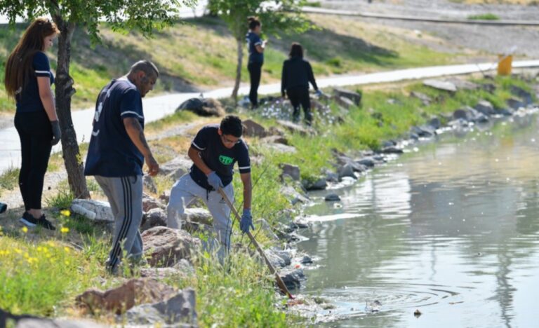 Jornada de limpieza en Trelew: sacaron 200 kilos de basura de la Laguna Chiquichano