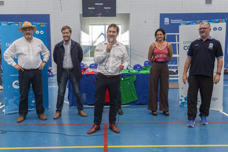 Entregaron indumentaria a los niños que participan de las colonias