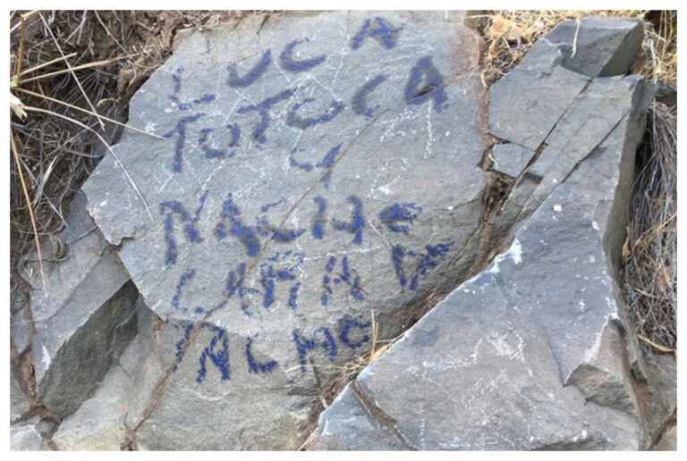 Indignación por turistas que rayaron una roca en Lago Epuyén