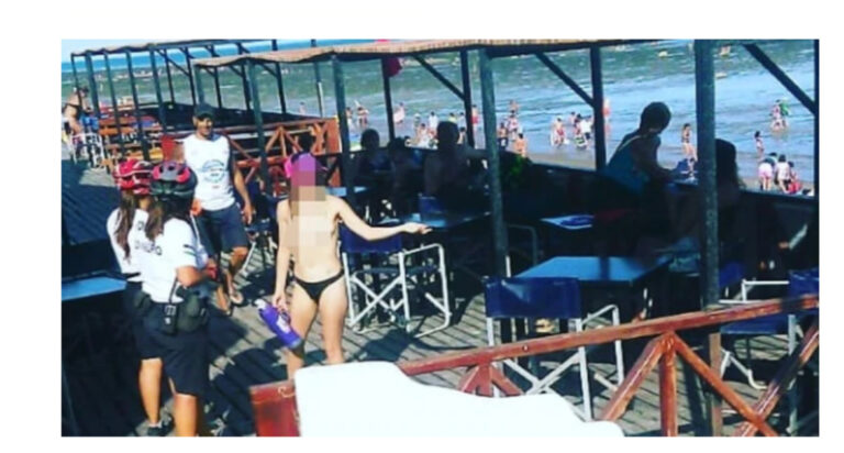 Las Grutas: Una mujer hizo topless y llamaron a la policía para que la obligará a taparse