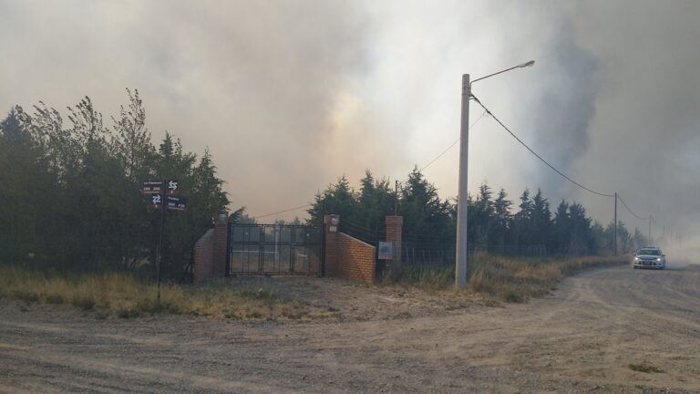 Vialidad Provincial continúa prestando colaboración en la zona afectada por el incendio en Madryn