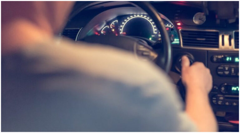 Conductor alcoholizado se durmió en el auto con sus dos pequeños hijos a bordo