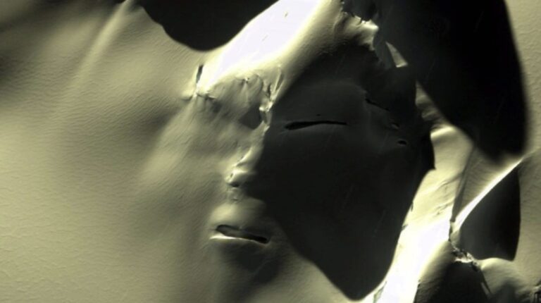El escalofriante rostro que encontraron en el hielo de la Antártida