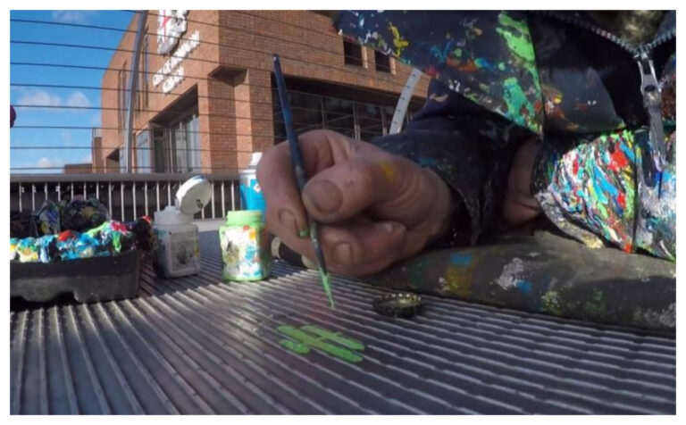 Un artista convierte los chicles arrojados en la calle en arte urbano