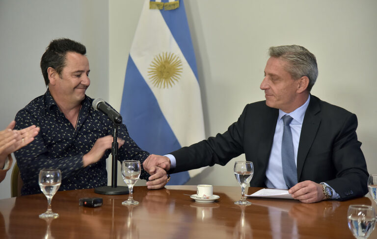 Arcioni firmó un convenio para la ejecución y mejoramiento de viviendas en Corcovado