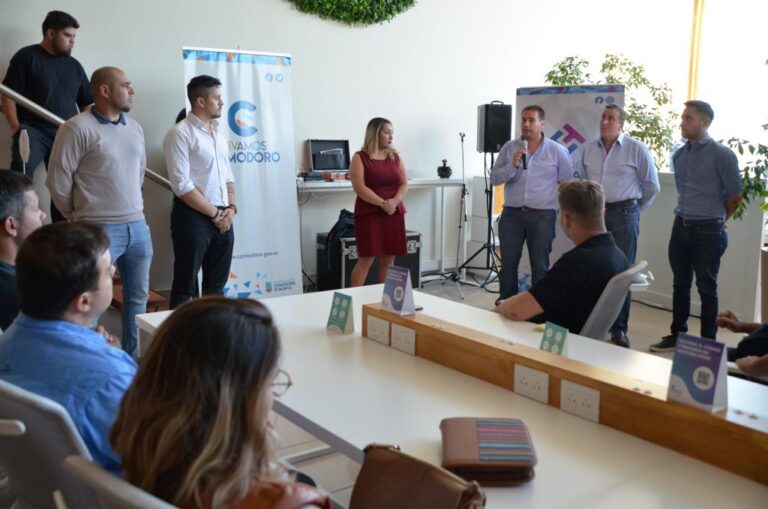 Firman acuerdos con empresas para la inserción laboral de jóvenes comodorenses