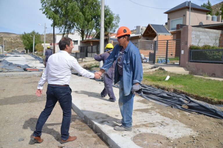 El Municipio avanza con obras de pavimento en Km. 3
