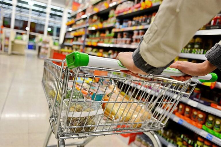 Ya rige el descuento en compras con débito para jubilados y beneficiarios AUH