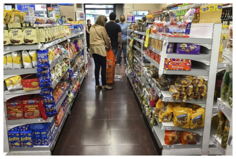 Quienes aún no recibieron la Tarjeta Alimentar recibirán el dinero por medio de la AUH