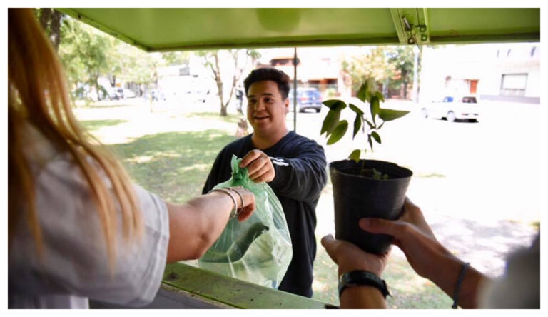 El municipio de La Plata cambia residuos secos por plantines y tierra fértil