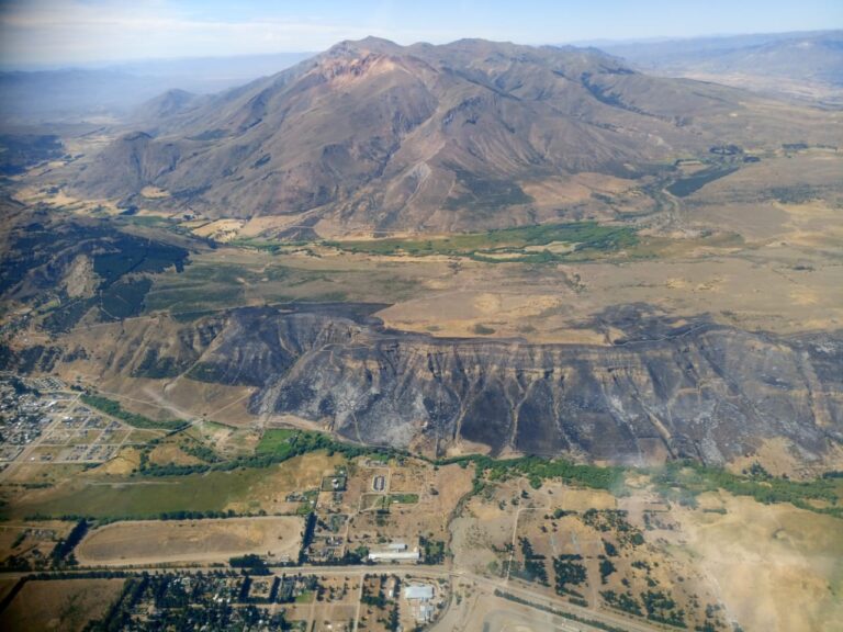 Continúa el operativo para contener el incendio en Esquel