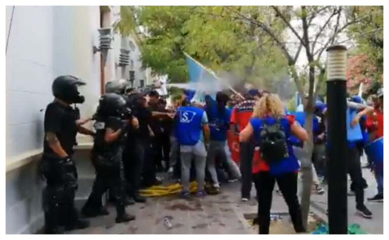 Momentos de tensión en Rawson: incidentes entre la policía y estatales