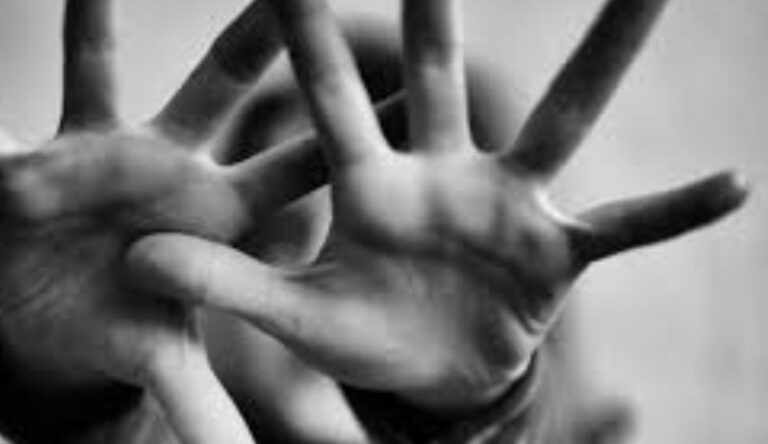 Un nene de 6 años murió luego de que sus padres lo violaran con un palo como castigo