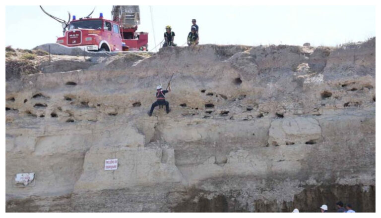 Las Grutas: realizan derrumbes controlados para evitar la caída de rocas a la playa