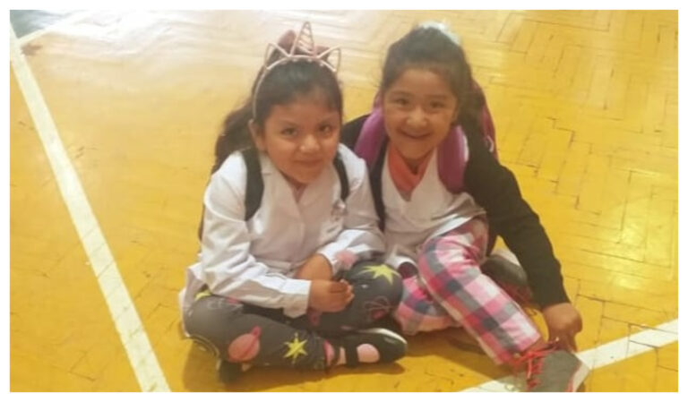 Con tan solo 6 años aprendió lengua de señas por you tube para hablar con su amiga