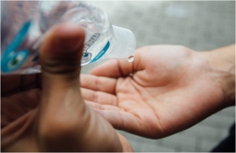 El gobierno autorizó  a farmacias a elaborar alcohol en gel e insecticidas