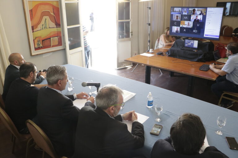 Arcioni mantuvo una videoconferencia con intendentes para evacuar dudas sobre el protocolo de prevención del coronavirus