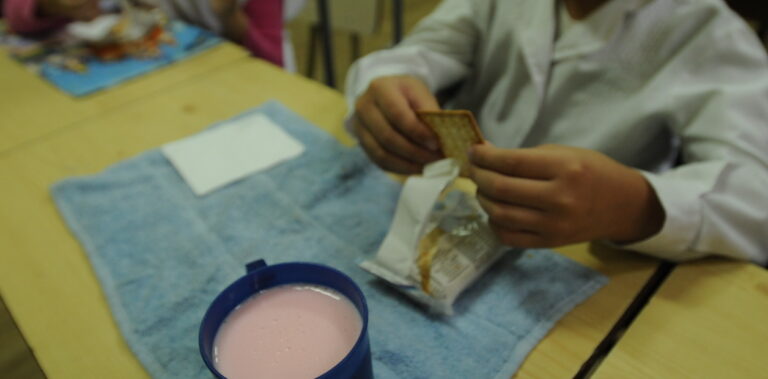 Entregarán bolsones de alimentos a alumnos que comían en las escuelas