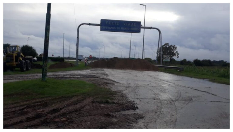 Medidas extremas: municipios bonaerenses bloquean con montículos de tierra sus accesos