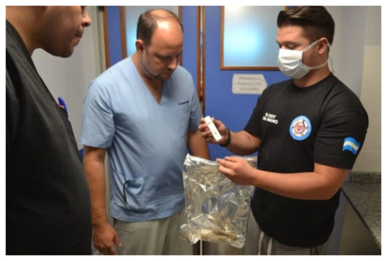 Gustavo es paciente de riesgo y junto a su hijo fabrican válvulas para los respiradores