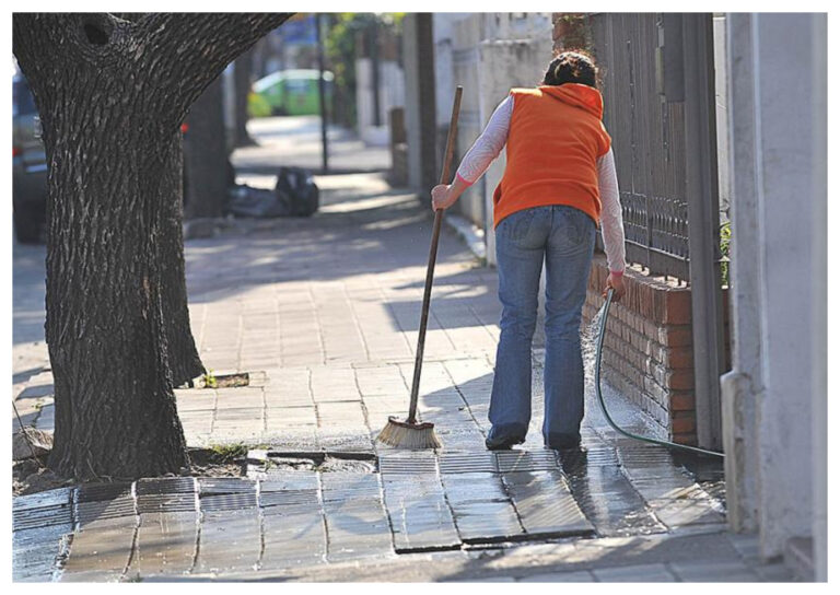 Se llevaron detenida a una vecina de Trelew por estar en la vereda