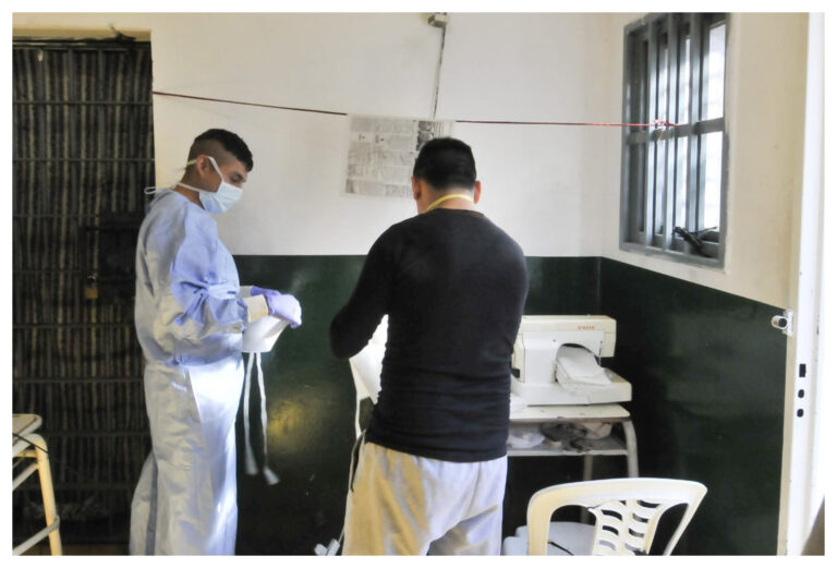 Detenidos en Trelew confeccionan indumentaria para el personal del Hospital Zonal