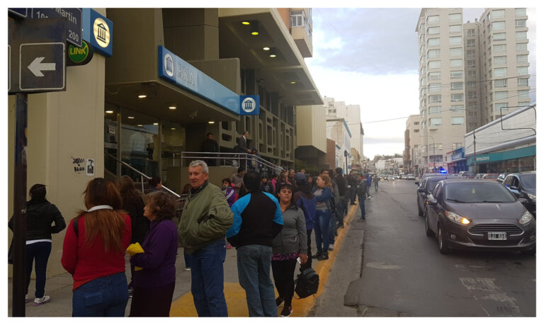 Preocupa al municipio las largas filas afuera de los bancos este viernes