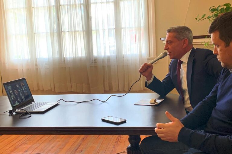 Arcioni se reunió por videoconferencia con Sastre y diputados oficialistas