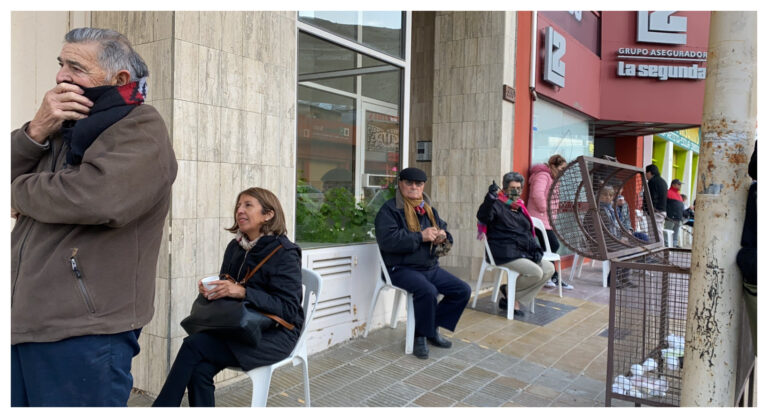 Los bancos abrieron a las 8 este sábado: una mañana distinta al caos del viernes