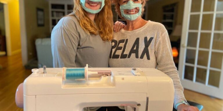 Una estudiante fabrica mascarillas transparentes gratuitas para personas sordas