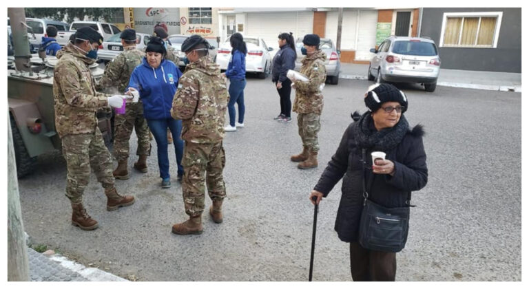 El Ejército junto al municipio repartió chocolate caliente afuera de los bancos